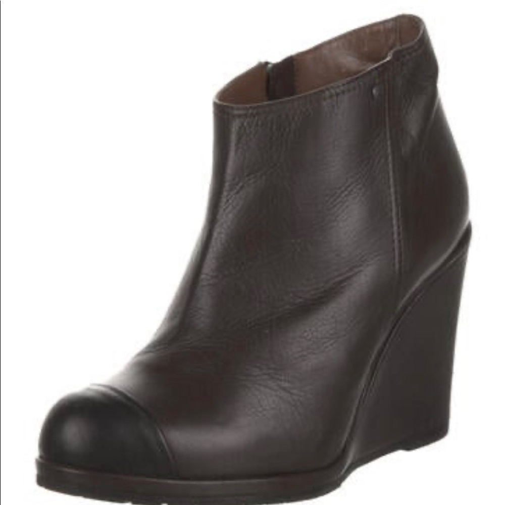 Chuckies New York Leather Boots. Size 8.5. Comes with original box.